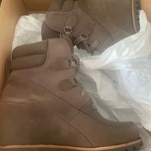 Ugg wedge snow boots